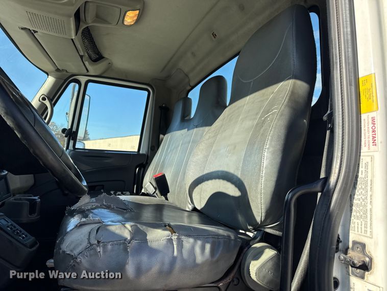 image for item DW6680 2010 International 4400 DuraStar truck cab and chassis