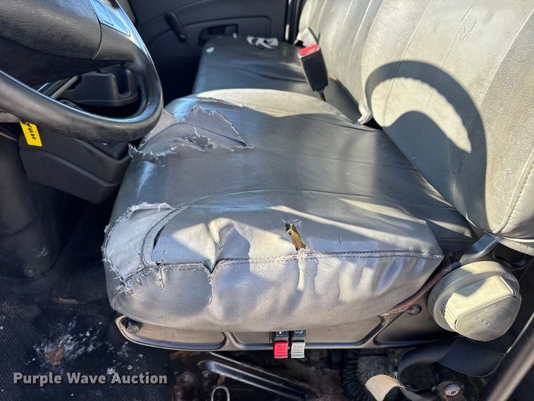 image for item DW6680 2010 International 4400 DuraStar truck cab and chassis