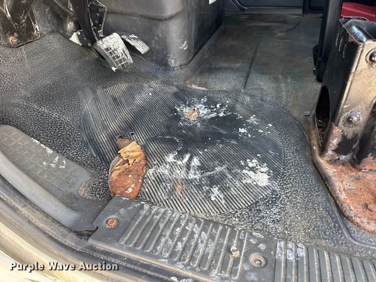 image for item DW6680 2010 International 4400 DuraStar truck cab and chassis