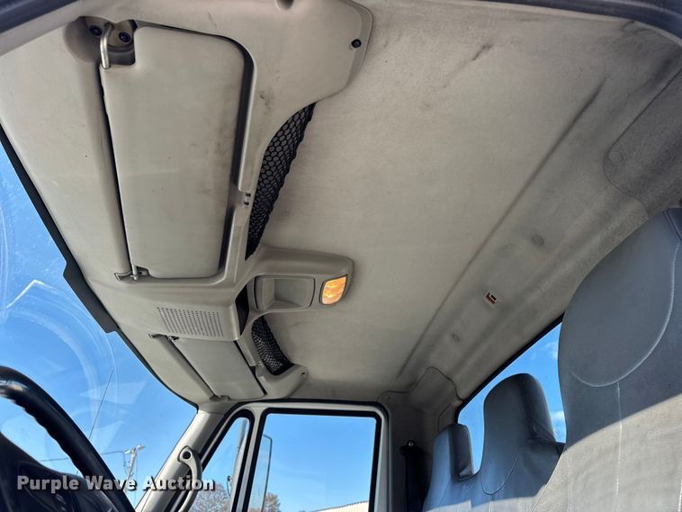 image for item DW6680 2010 International 4400 DuraStar truck cab and chassis