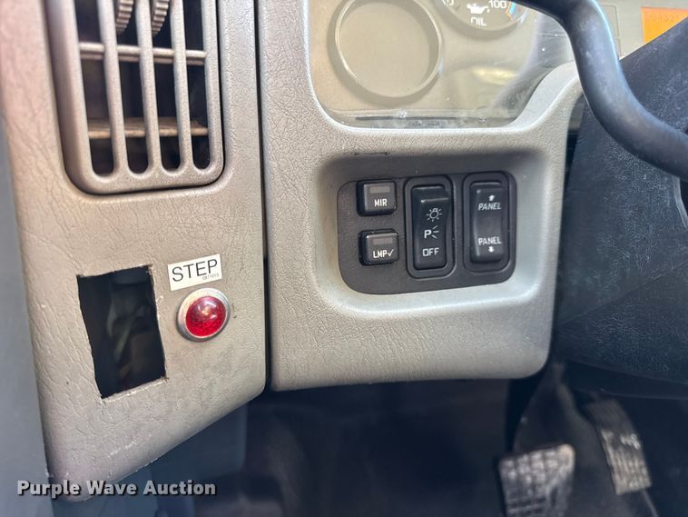 image for item DW6680 2010 International 4400 DuraStar truck cab and chassis