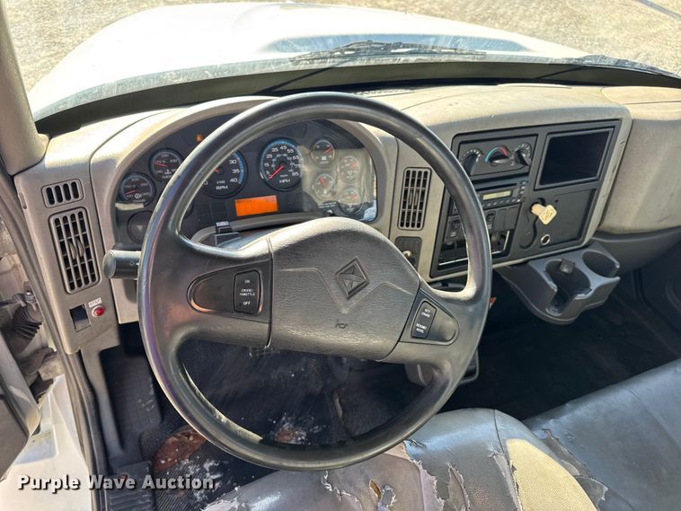 image for item DW6680 2010 International 4400 DuraStar truck cab and chassis