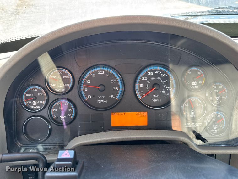 image for item DW6680 2010 International 4400 DuraStar truck cab and chassis