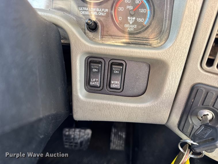 image for item DW6680 2010 International 4400 DuraStar truck cab and chassis