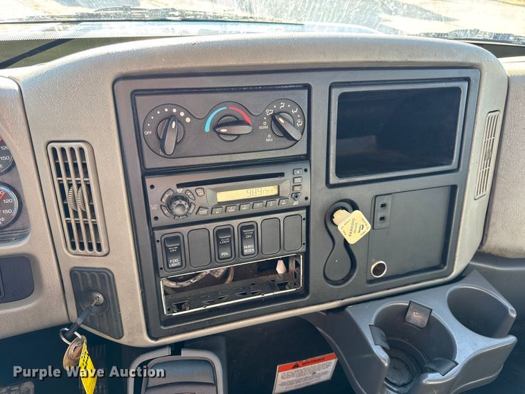 image for item DW6680 2010 International 4400 DuraStar truck cab and chassis