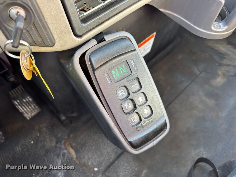 image for item DW6680 2010 International 4400 DuraStar truck cab and chassis