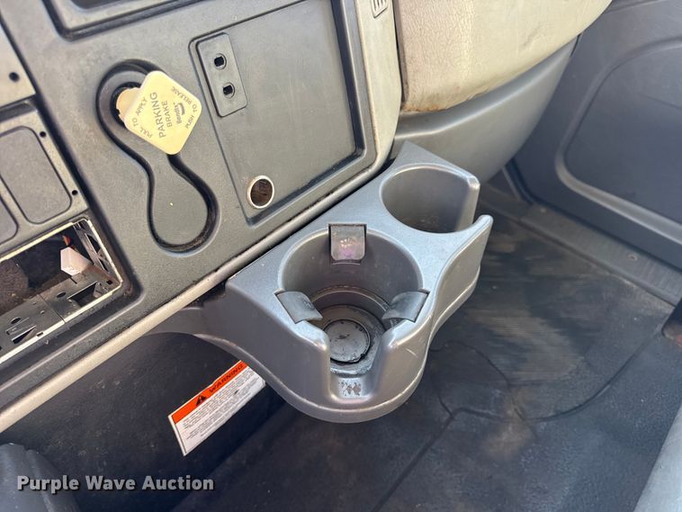 image for item DW6680 2010 International 4400 DuraStar truck cab and chassis