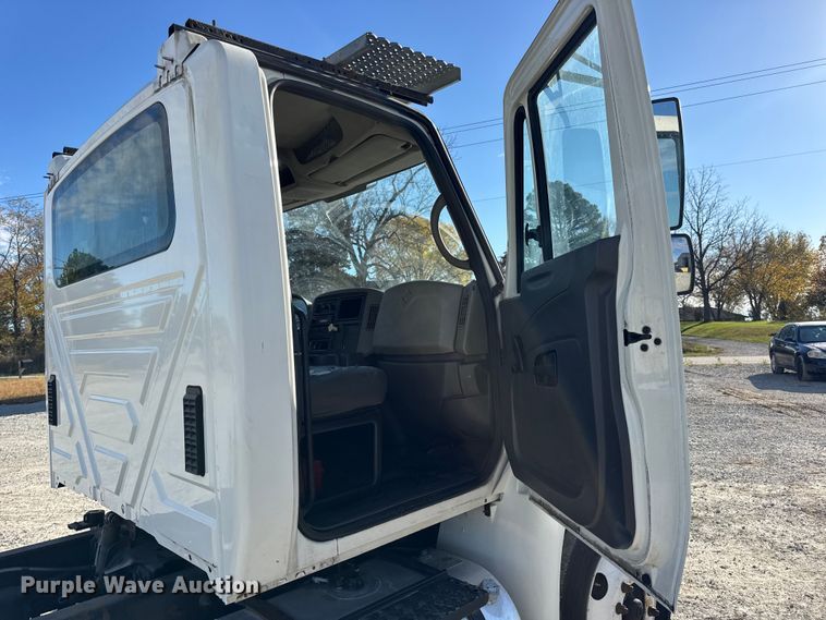 image for item DW6680 2010 International 4400 DuraStar truck cab and chassis