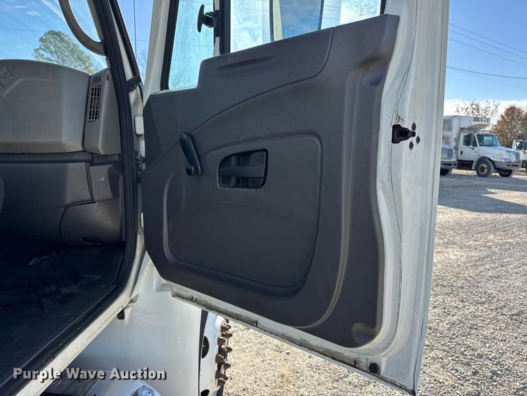 image for item DW6680 2010 International 4400 DuraStar truck cab and chassis