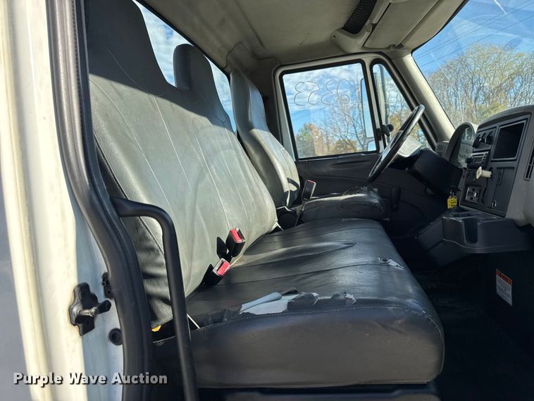 image for item DW6680 2010 International 4400 DuraStar truck cab and chassis