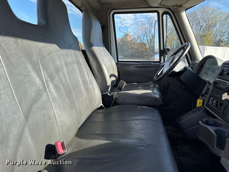 image for item DW6680 2010 International 4400 DuraStar truck cab and chassis