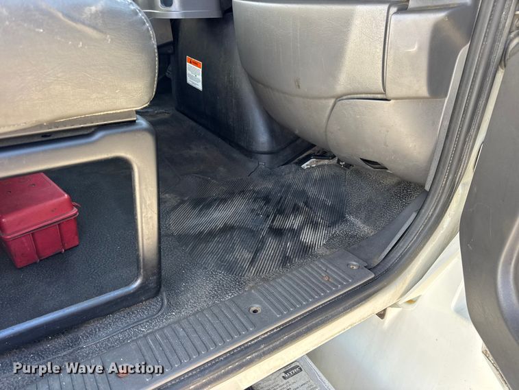 image for item DW6680 2010 International 4400 DuraStar truck cab and chassis