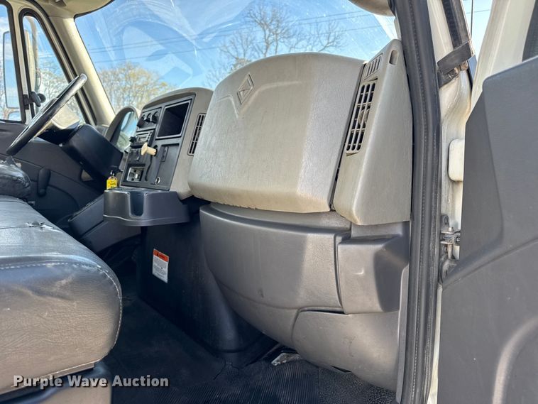 image for item DW6680 2010 International 4400 DuraStar truck cab and chassis