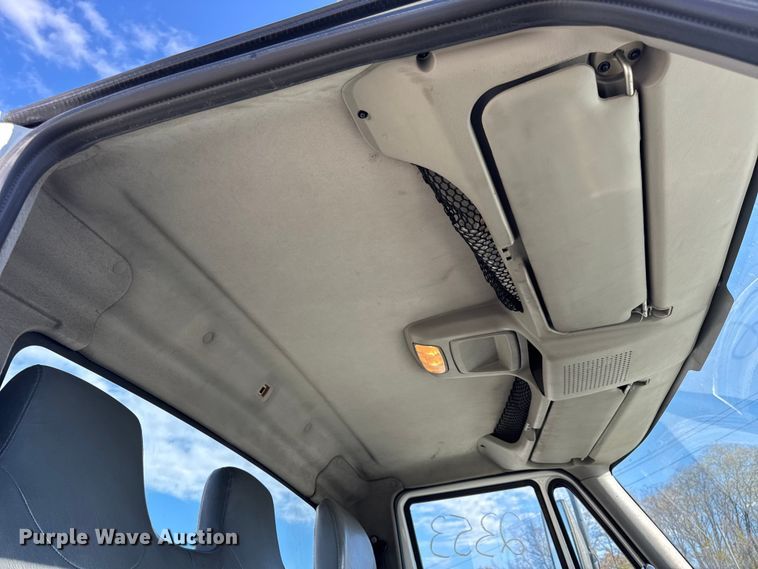 image for item DW6680 2010 International 4400 DuraStar truck cab and chassis