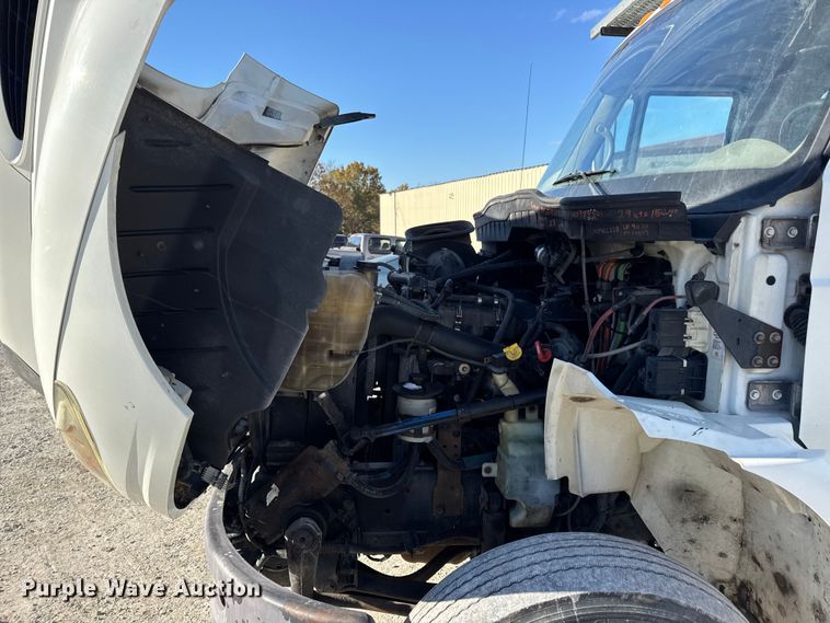 image for item DW6680 2010 International 4400 DuraStar truck cab and chassis