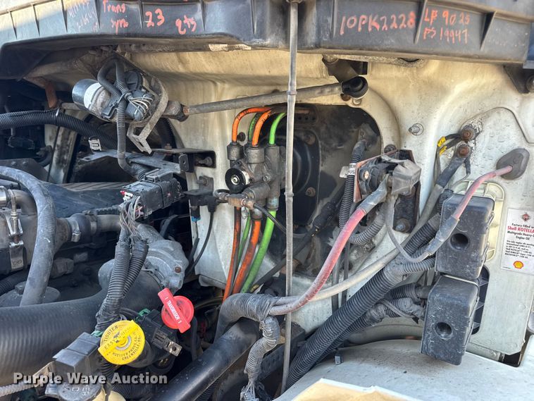 image for item DW6680 2010 International 4400 DuraStar truck cab and chassis