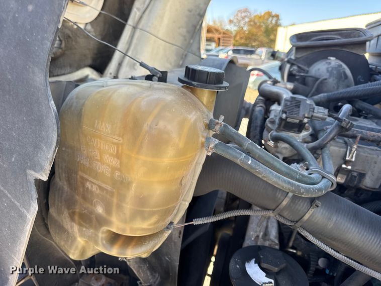 image for item DW6680 2010 International 4400 DuraStar truck cab and chassis