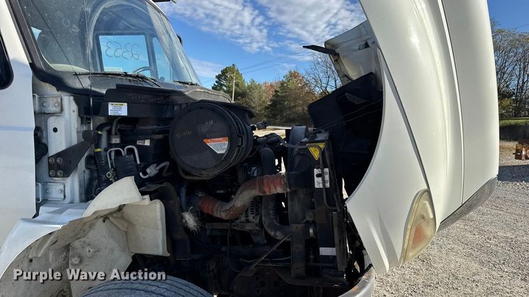 image for item DW6680 2010 International 4400 DuraStar truck cab and chassis