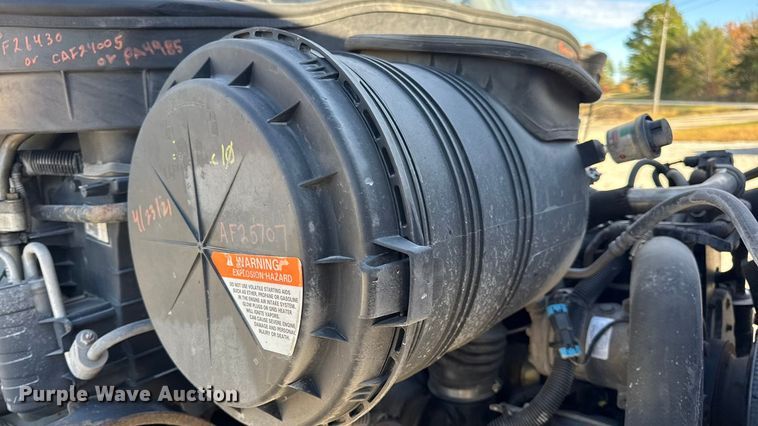 image for item DW6680 2010 International 4400 DuraStar truck cab and chassis