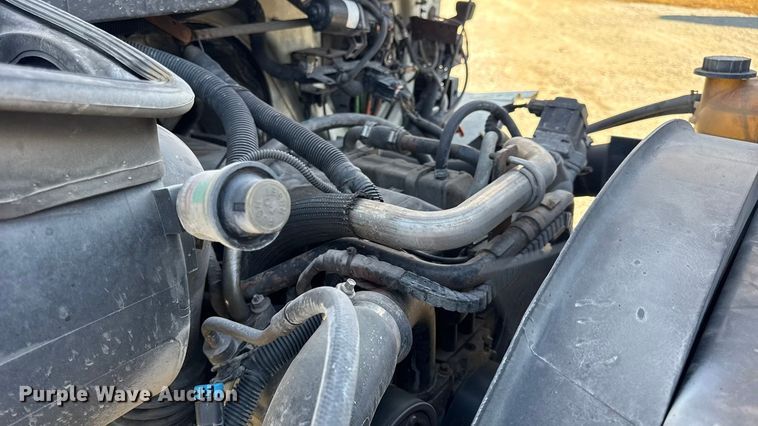 image for item DW6680 2010 International 4400 DuraStar truck cab and chassis