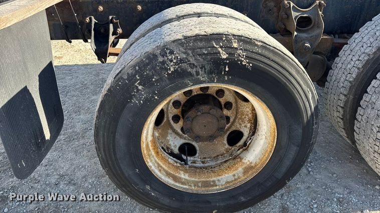 image for item DW6680 2010 International 4400 DuraStar truck cab and chassis