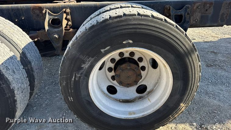 image for item DW6680 2010 International 4400 DuraStar truck cab and chassis