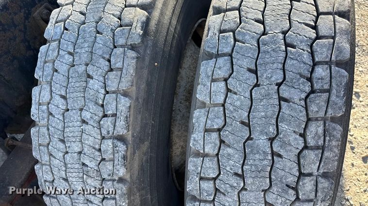 image for item DW6680 2010 International 4400 DuraStar truck cab and chassis