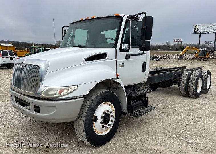 image for item DW6731 2004 International 4400 truck cab and chassis