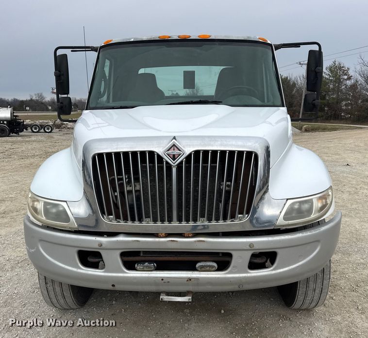 image for item DW6731 2004 International 4400 truck cab and chassis