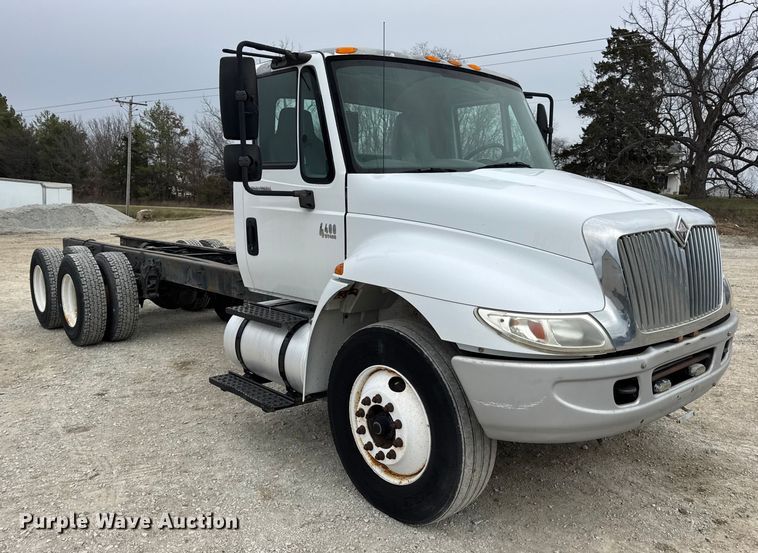 image for item DW6731 2004 International 4400 truck cab and chassis