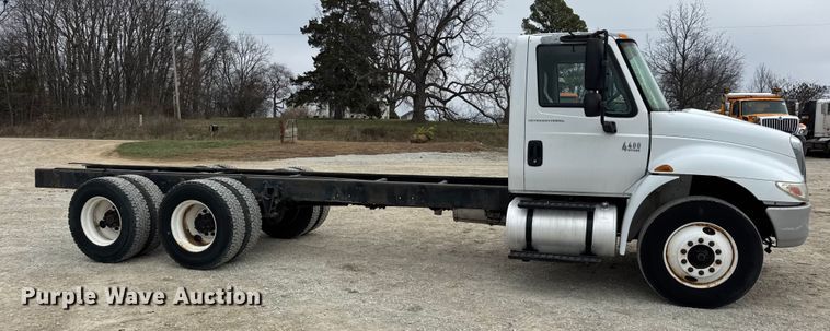 image for item DW6731 2004 International 4400 truck cab and chassis