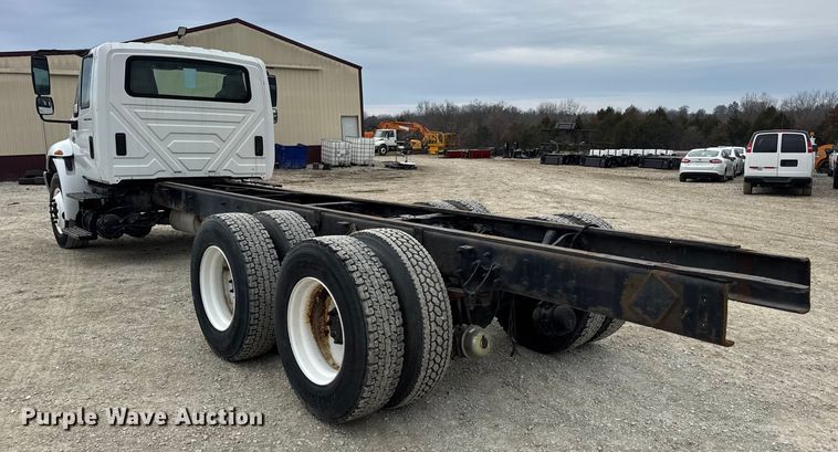 image for item DW6731 2004 International 4400 truck cab and chassis