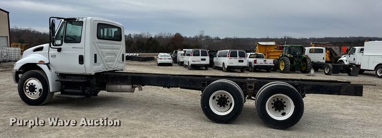 image for item DW6731 2004 International 4400 truck cab and chassis