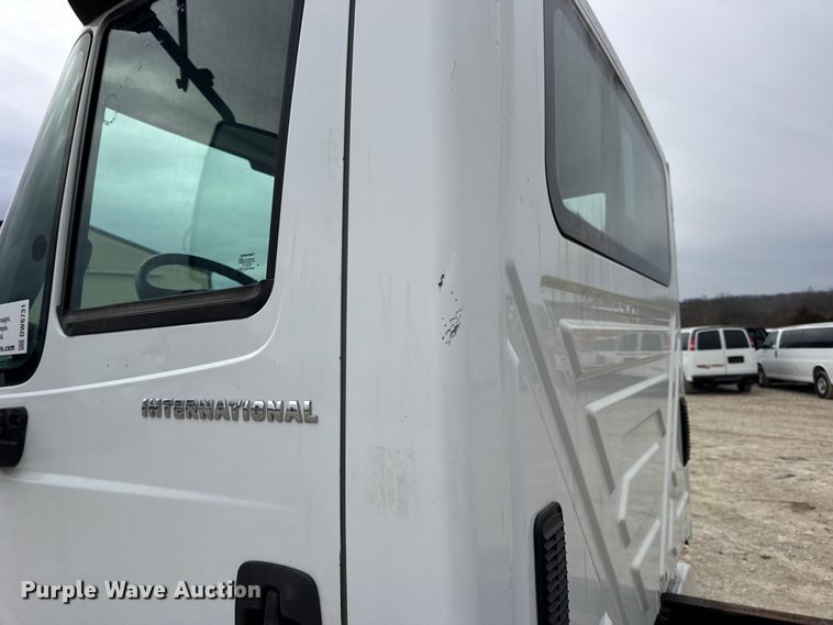 image for item DW6731 2004 International 4400 truck cab and chassis
