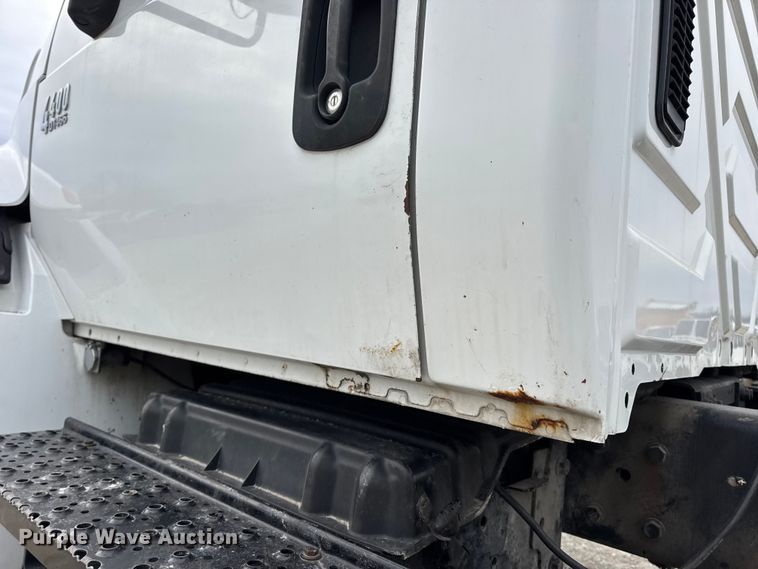 image for item DW6731 2004 International 4400 truck cab and chassis