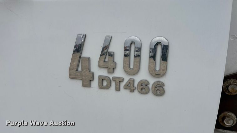 image for item DW6731 2004 International 4400 truck cab and chassis