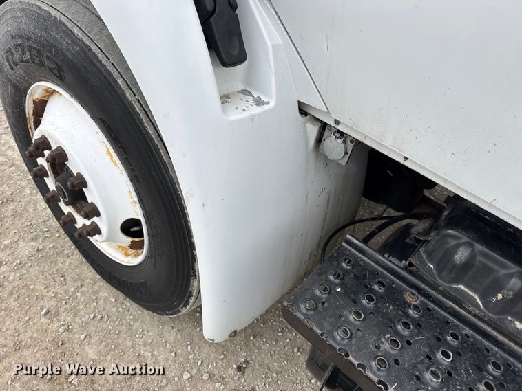 image for item DW6731 2004 International 4400 truck cab and chassis