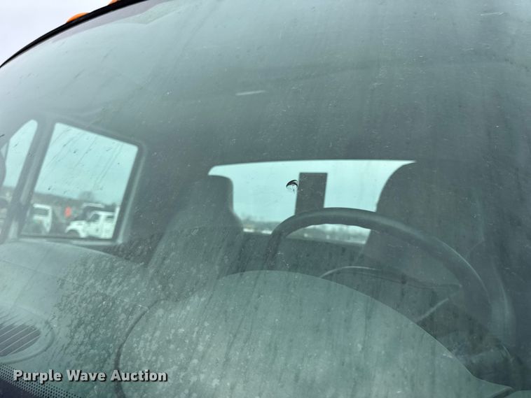 image for item DW6731 2004 International 4400 truck cab and chassis