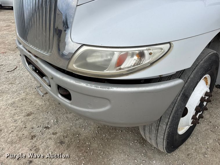 image for item DW6731 2004 International 4400 truck cab and chassis