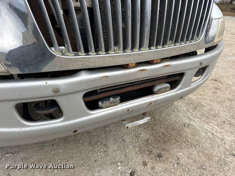 image for item DW6731 2004 International 4400 truck cab and chassis