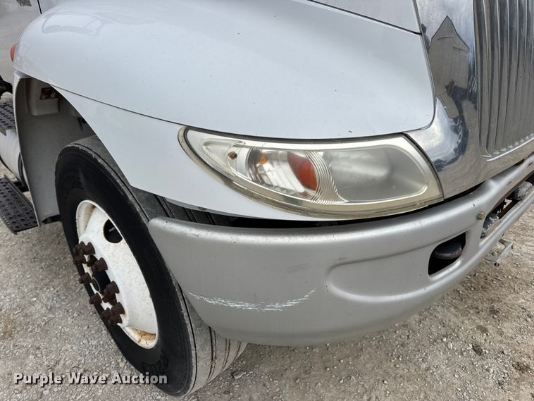 image for item DW6731 2004 International 4400 truck cab and chassis