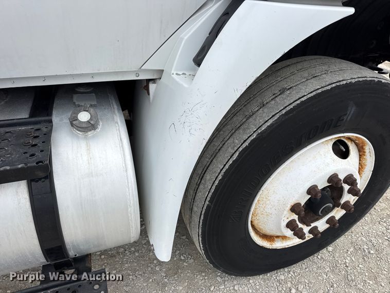 image for item DW6731 2004 International 4400 truck cab and chassis