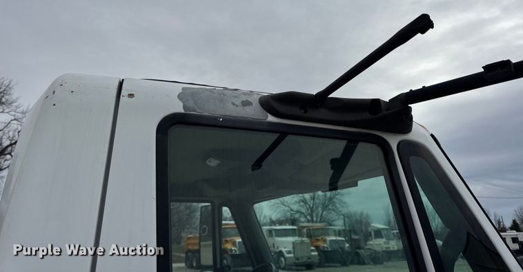 image for item DW6731 2004 International 4400 truck cab and chassis