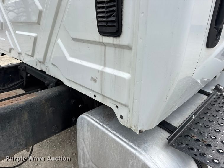 image for item DW6731 2004 International 4400 truck cab and chassis