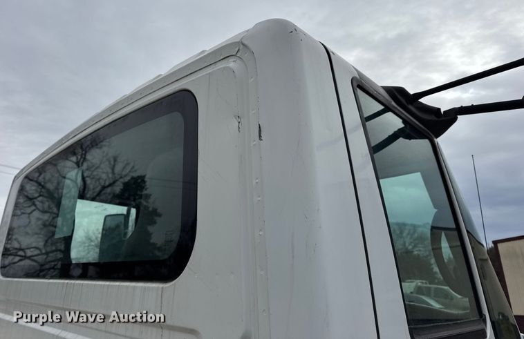 image for item DW6731 2004 International 4400 truck cab and chassis