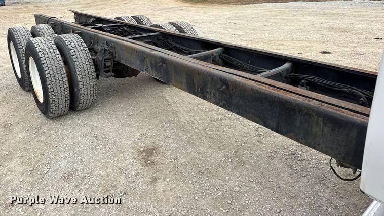 image for item DW6731 2004 International 4400 truck cab and chassis