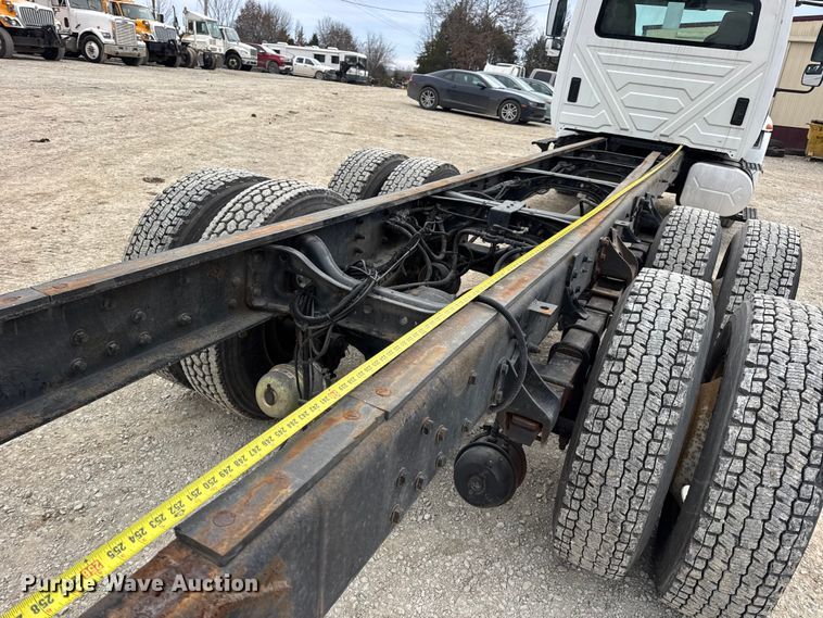 image for item DW6731 2004 International 4400 truck cab and chassis