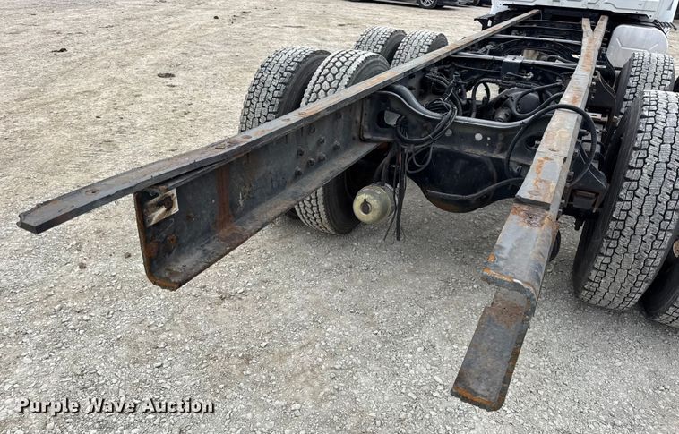 image for item DW6731 2004 International 4400 truck cab and chassis