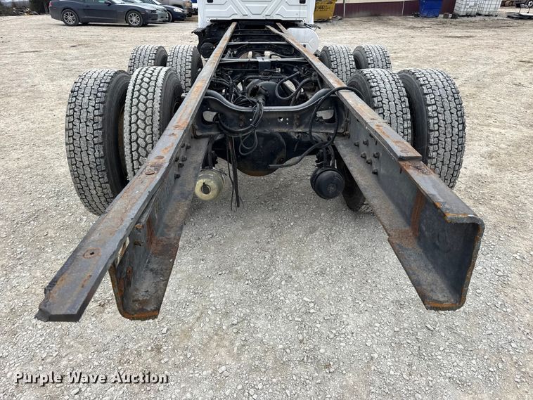 image for item DW6731 2004 International 4400 truck cab and chassis