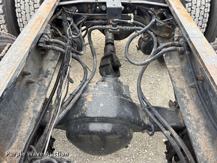 image for item DW6731 2004 International 4400 truck cab and chassis